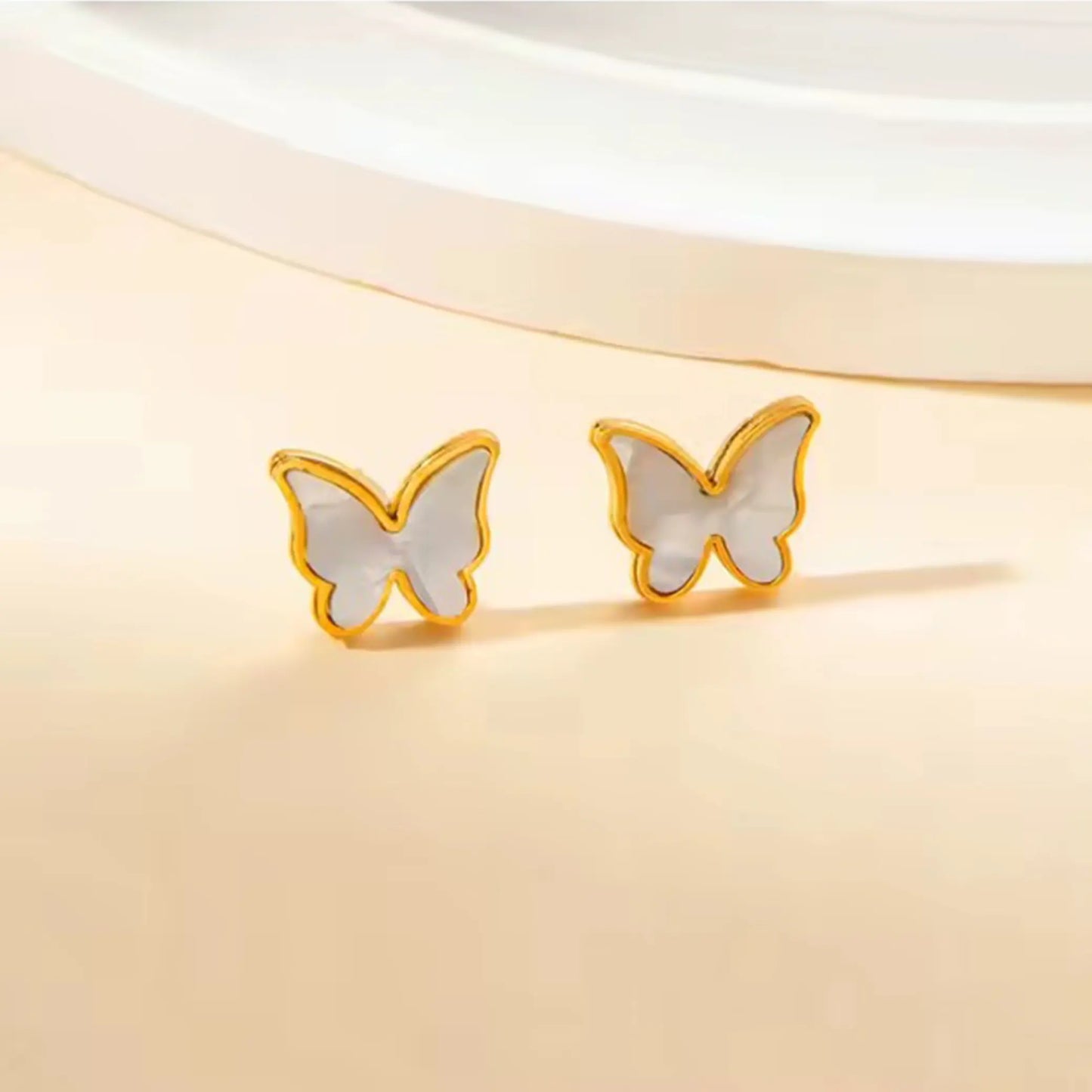 White Shell-Shaped Butterfly Set